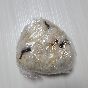 ちりめんじゃこと塩昆布とごまのおにぎり